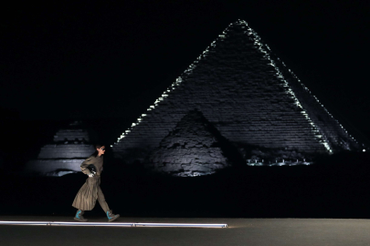 Fransız moda devinden Mısır piramitlerinde görkemli defile