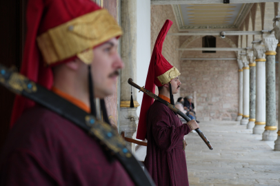 Topkapı Sarayı'nda 'silahtarlar' nöbet tutuyor